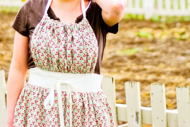 Learn how to sew your own gathering apron to bring in the garden harvest (tutorial)
