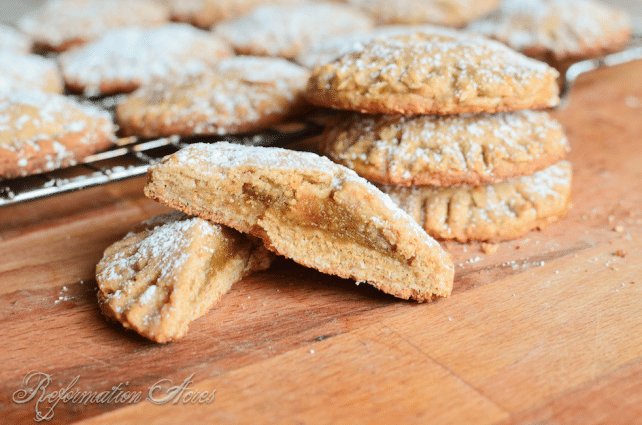 Whole Grain Pumpkin Filled Cookies- Made with whole wheat, oatmeal, honey, and a filling that tastes like pumpkin pie!